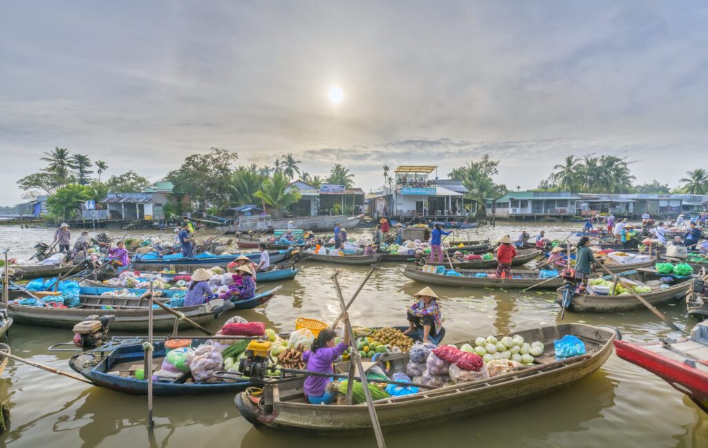 Segla längs Mekongdeltat i Vietnam