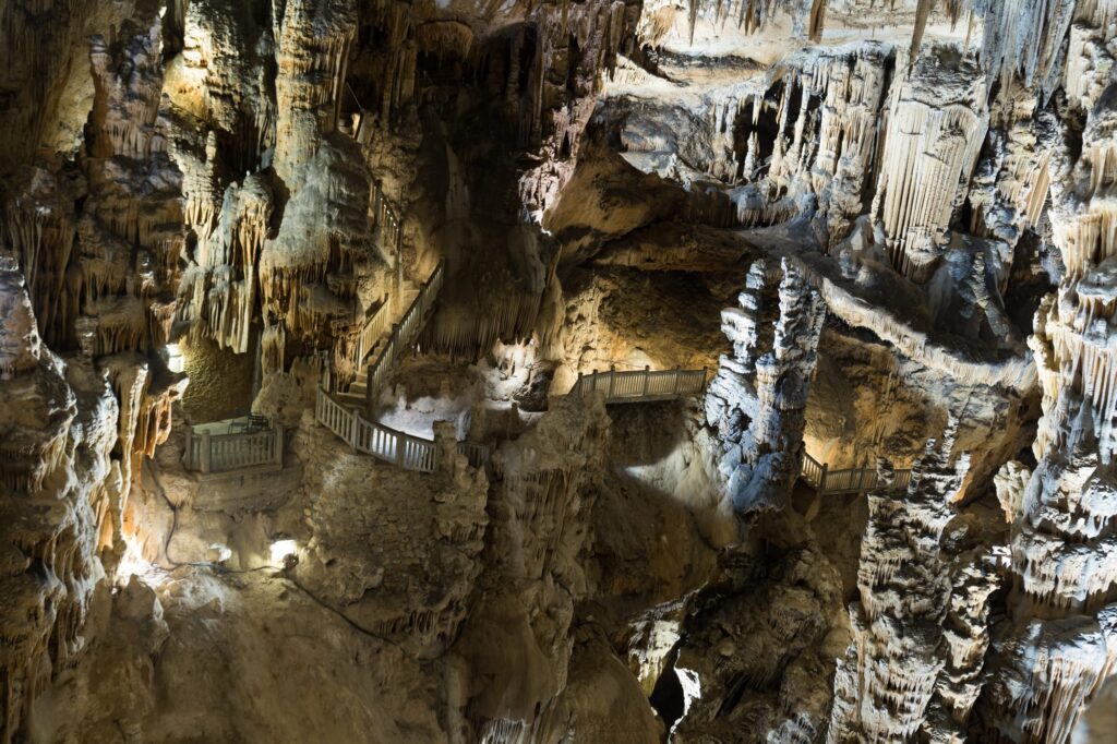 Utforska grottorna i Frankrike