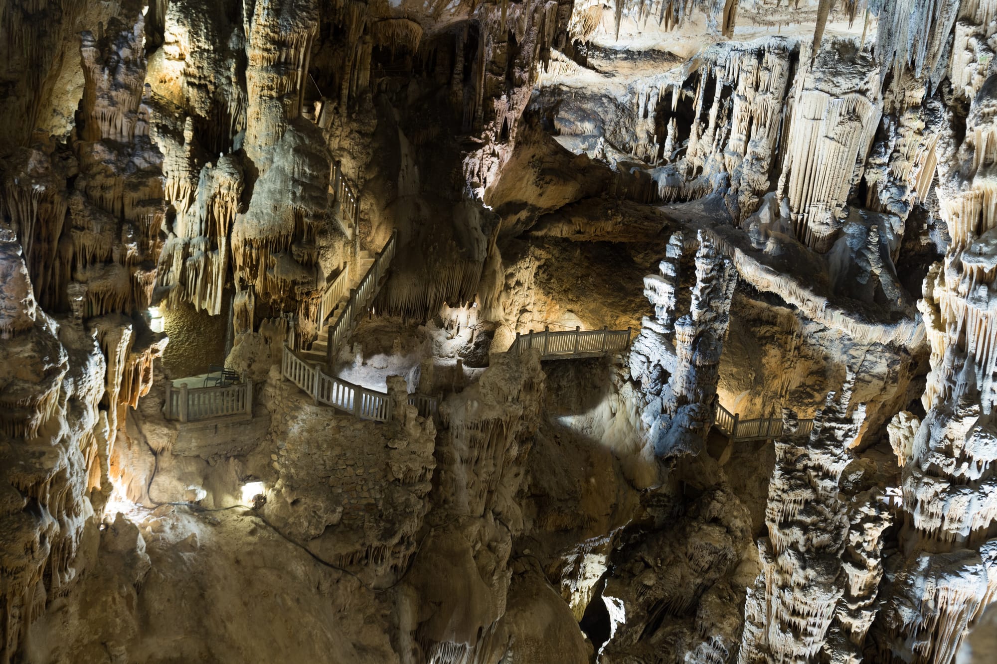 Explore_The_Caves_In_France