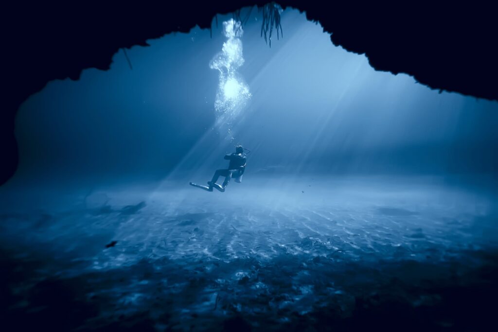 멕시코 유카탄 반도의 동굴 다이빙