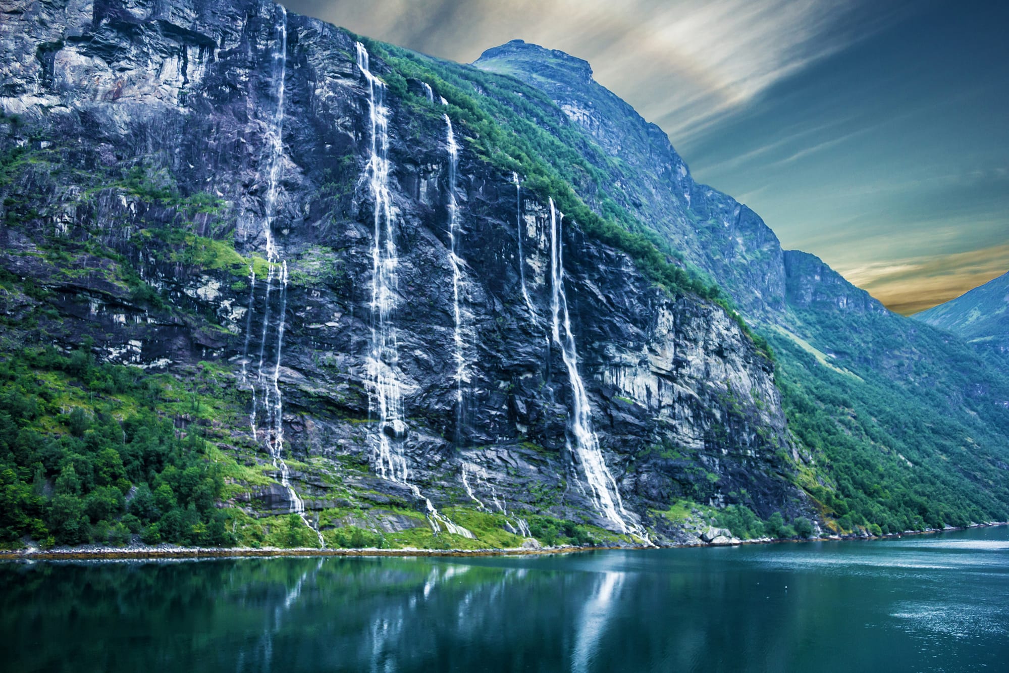 Auf der Jagd nach Wasserfällen in den Fjorden Norwegens